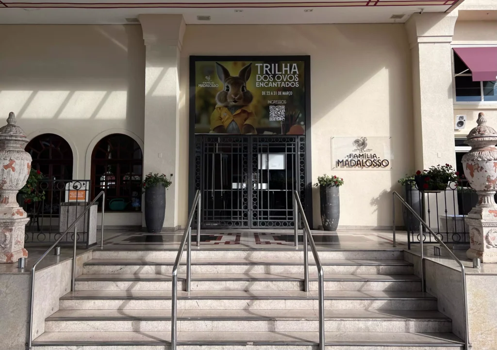 Com cartazes nas entradas, Restaurante Madalosso está sendo preparado para receber a Trilha dos Ovos Encantados. Rafaela Chaves.