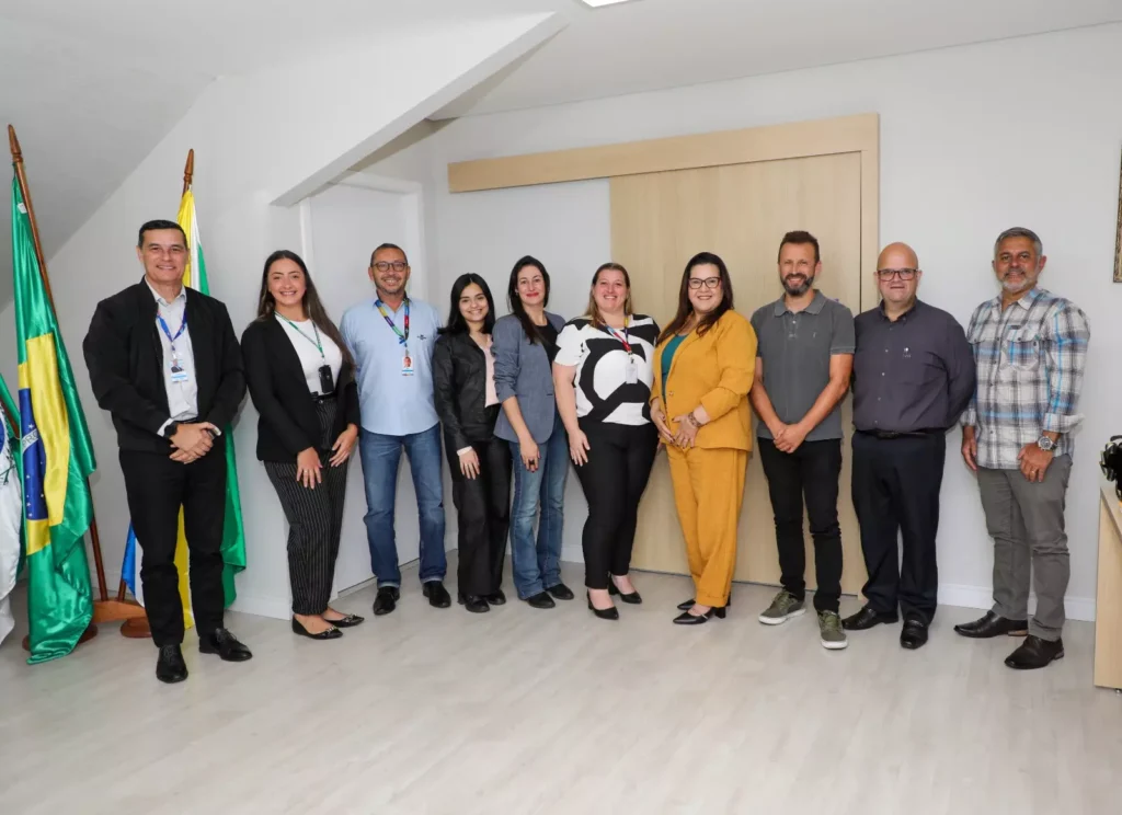 Prefeita de Pinhais, Rosa Maria, junto com equipe envolvida no projeto ao lado dos consultores do Sebrae/PR. (Foto: Jorge Prado)