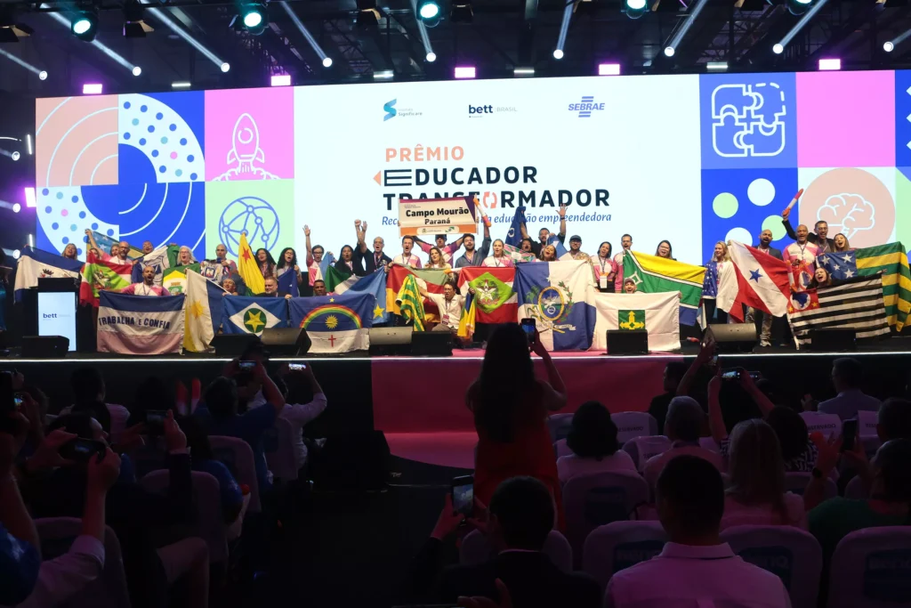 Os 35 finalistas do Prêmio Educador Transformador se reuniram na Bett Brasil (Créditos: Michele Mifano)