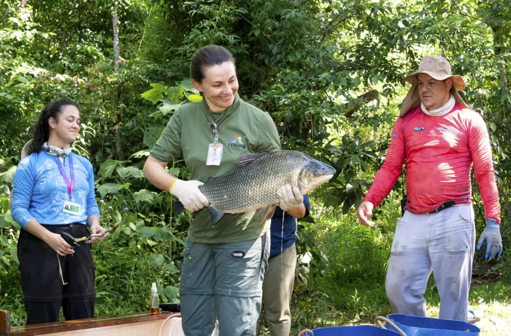 Foto de Caroline segurando um peixe: Crésito Sara Cheida/Itaipu Binacional.