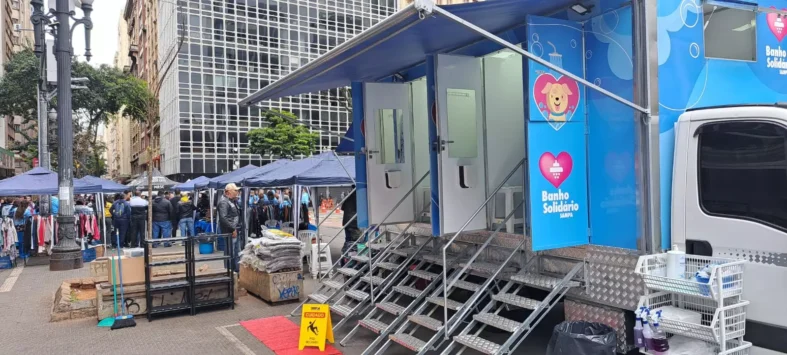 - Veículo VUC com os boxes para banhos