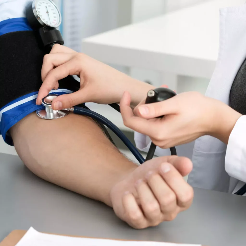 Hipertensão Arterial - Aferição de pressão arterial - Acervo Quanta
