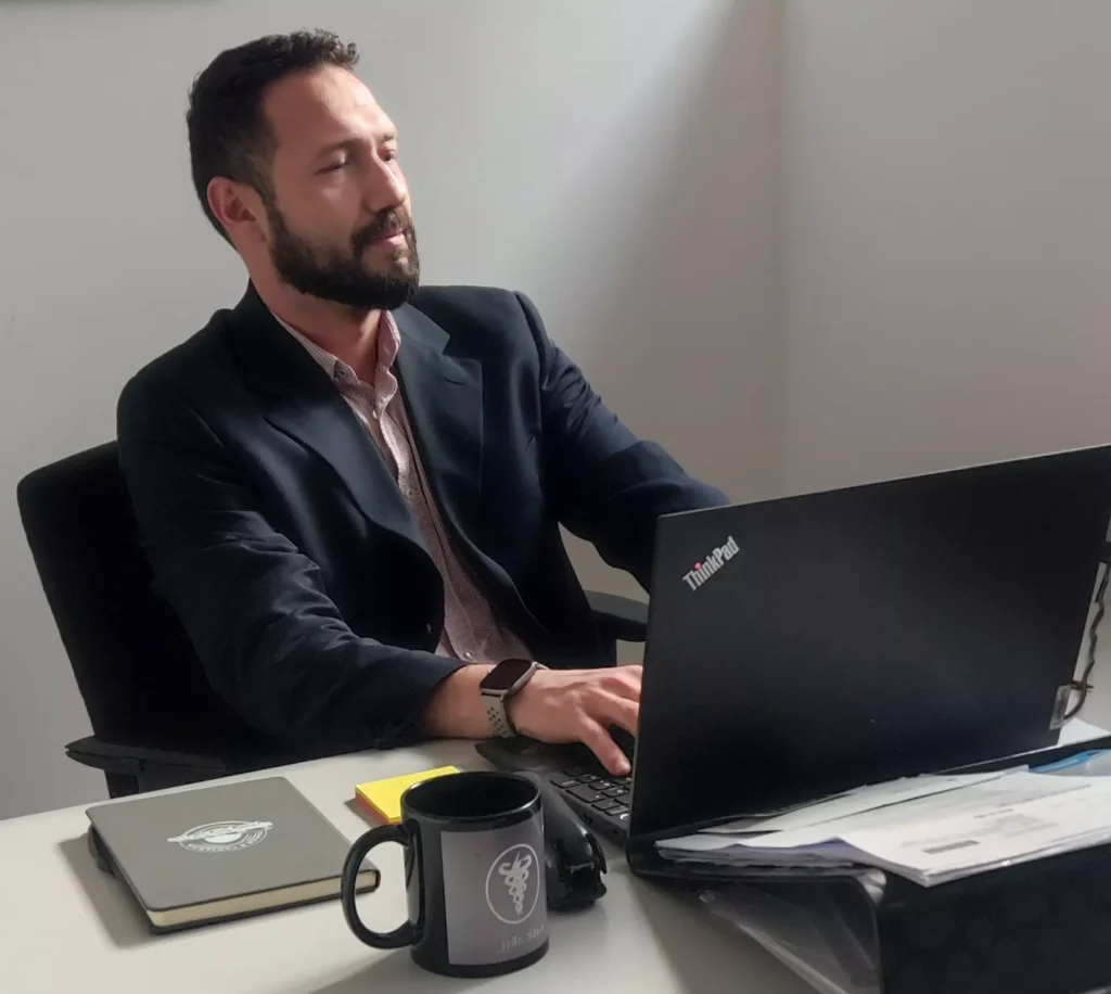 O fisioterapeuta brasileiro João Sena coordena uma equipe multidisciplinar formada por 45 pessoas em uma associação de apoio às famílias e pessoas com transtorno do espectro do autismo, em Lisboa (Foto: Arquivo Pessoal)