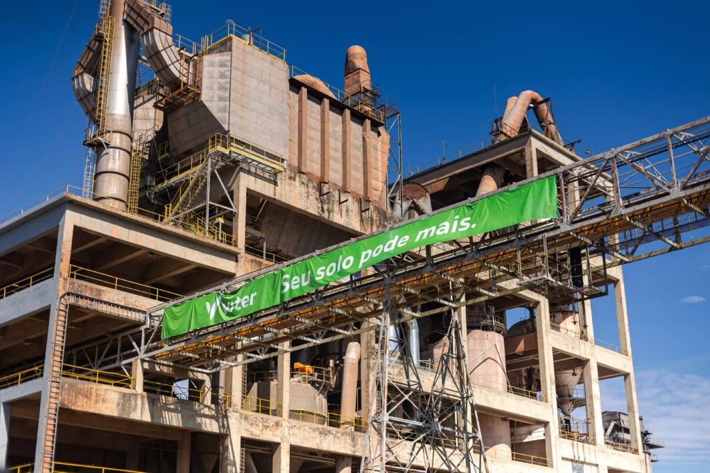 A nova fábrica da Viter tem capacidade de produzir 600 mil toneladas de calcário agrícola. JFilms.