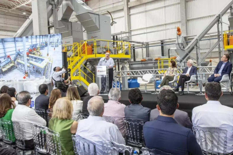 Greca inaugura fábrica com capacidade para reciclar 1,2 bilhão de garrafas pet por ano