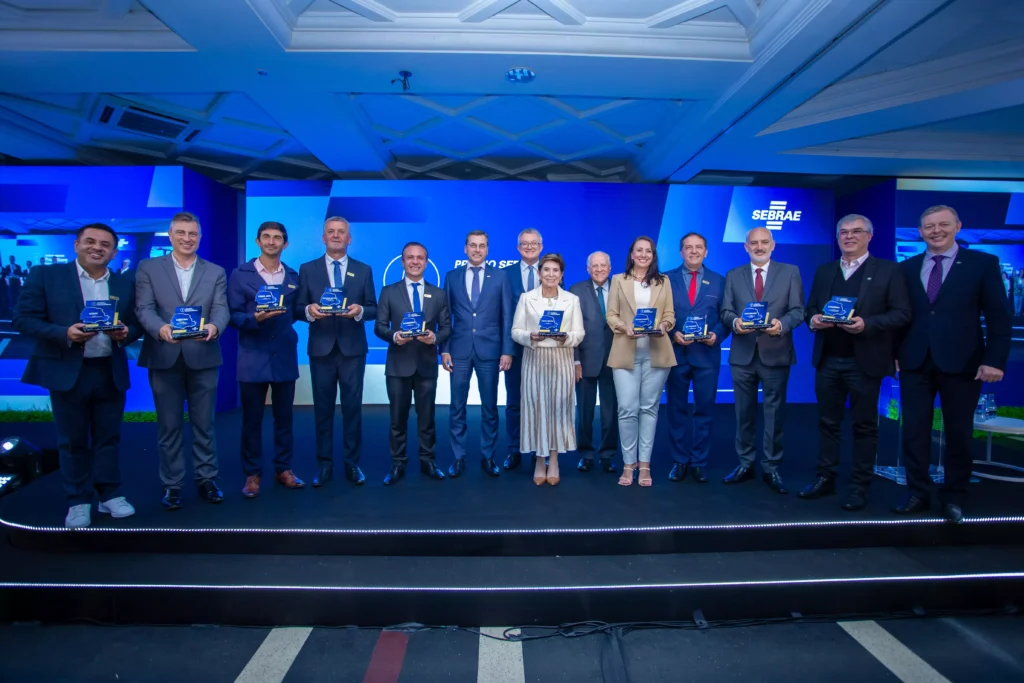 Prefeitos e representantes premiados ao lado da diretoria executiva e presidente do CDE do Sebrae/PR. Fotos: Inove.