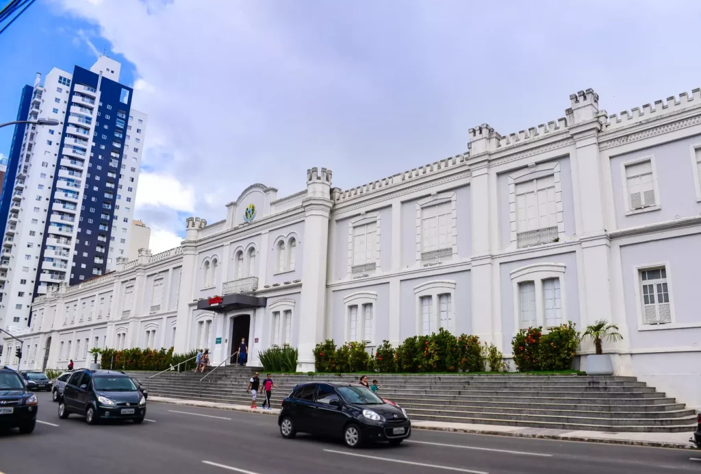 Ver no navegador. Olá, tudo bem? O Shopping Curitiba segue com a programação dedicada ao Abril Azul, de conscientização sobre o Autismo. Todos os domingos do mês, acontecem atividades para o público de diferentes idades, levando informação, diversão e acolhimento. Foto: Priscilla Fiédler. Abaixo, todos os detalhes. Obrigada. Att, Shopping Curitiba