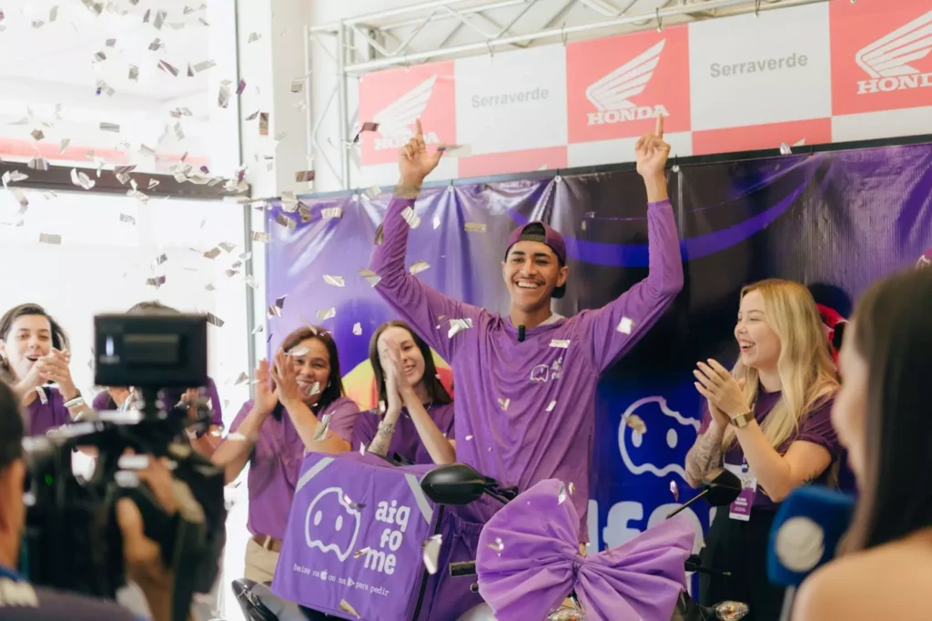 João Pedro e fomers. Fonte: Divulgação aiqfome