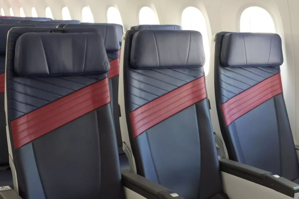 Melhorias incluem assentos com couro reciclado e novo sistema de entretenimento com telas de 12 polegadas em alta definição e conexão bluetooth para fones de ouvido (Imagem: Divulgação LATAM)