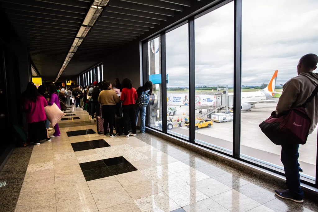 Passageiros aguardando para embarcar no Aeroporto Internacional Afonso Pena Divulgação/CCR Aeroportos