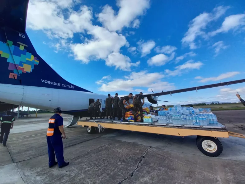 Azul realiza mais dois voos humanitários com donativos para Canoas (RS).