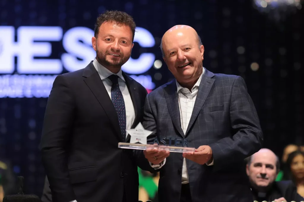 O presidente da ESIC University, Eduardo Gómes Martín, entrega o Prêmio Áster de Comunicação ao diretor geral da rádio Band News, Nilson Rosa.