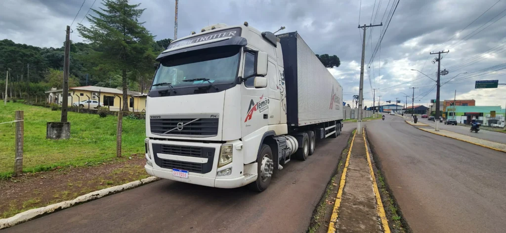 caminhao-apreendido-pmpr-palmaspr