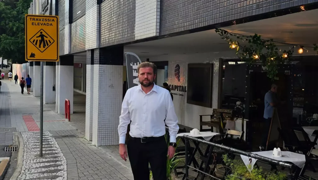 ereador Alexandre em frente ao comércio de eixo estrutural