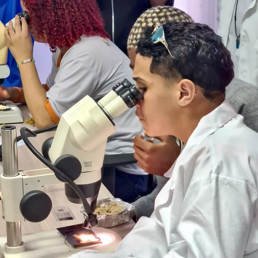 Alunos do Projeto Ilha dos Cientistas no laboratório, 2023. Créditos: Divulgação