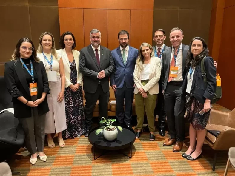 Na foto, Daniela Rios, Péricles d'Ávila e Elias de Lima, representantes da ABA, com o Ministro da SECOM, Paulo Pimenta, o Secretário da Secretaria de Políticas Digitais, João Caldeira Brant Monteiro de Castro, a Secretária de Estratégia e Redes, Brunna Rosa Alfaia, a Coordenadora-Geral de Liberdade de Expressão e Combate à Desinformação, Marina Pita, e representantes do IAB
