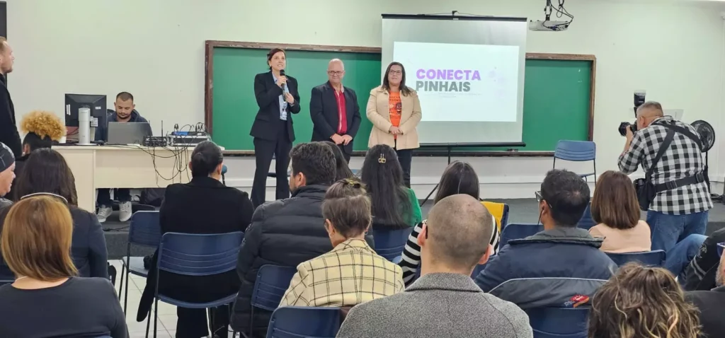 Michele Riquetti Tesser, gerente da Regional Leste do Sebrae/PR, durante o 1º Encontro Aberto Conecta Pinhais, que promoveu discussões sobre inovação aberta nos negócios e lançou o programa Acelera Pinhais