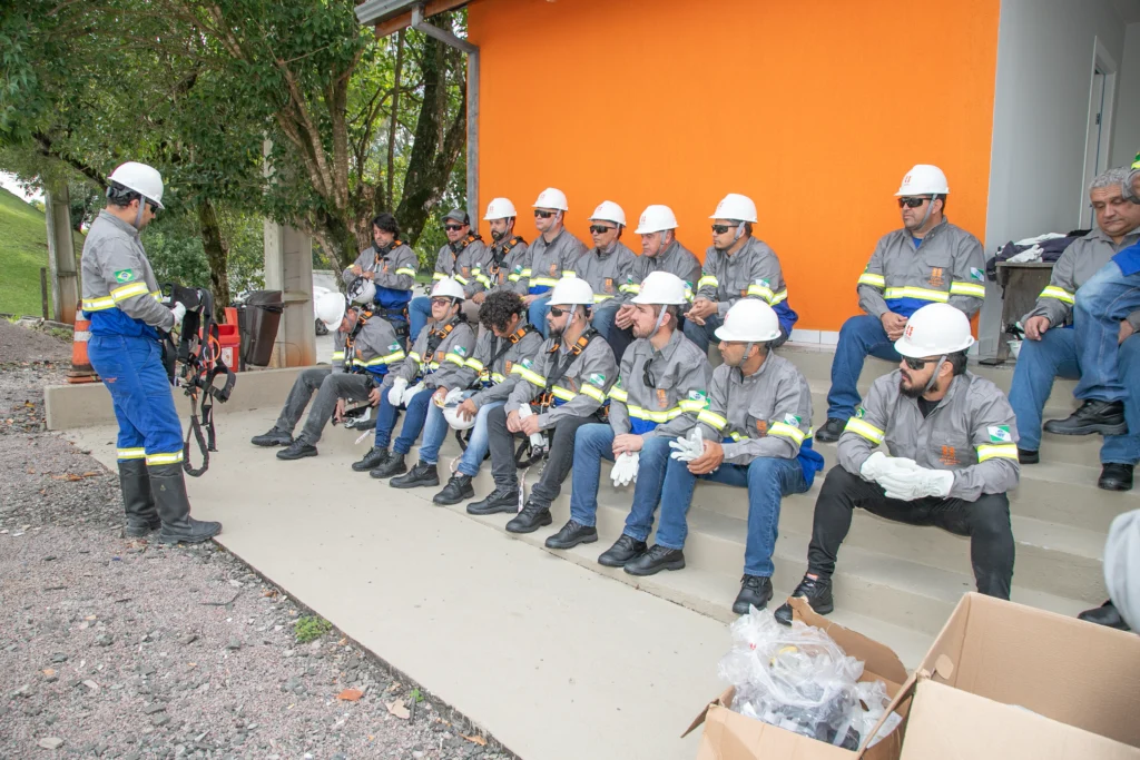 Treinamento-capacitação-profissional-de-eletricistas-da-comunidade-Pólo-Atuba - divulgação