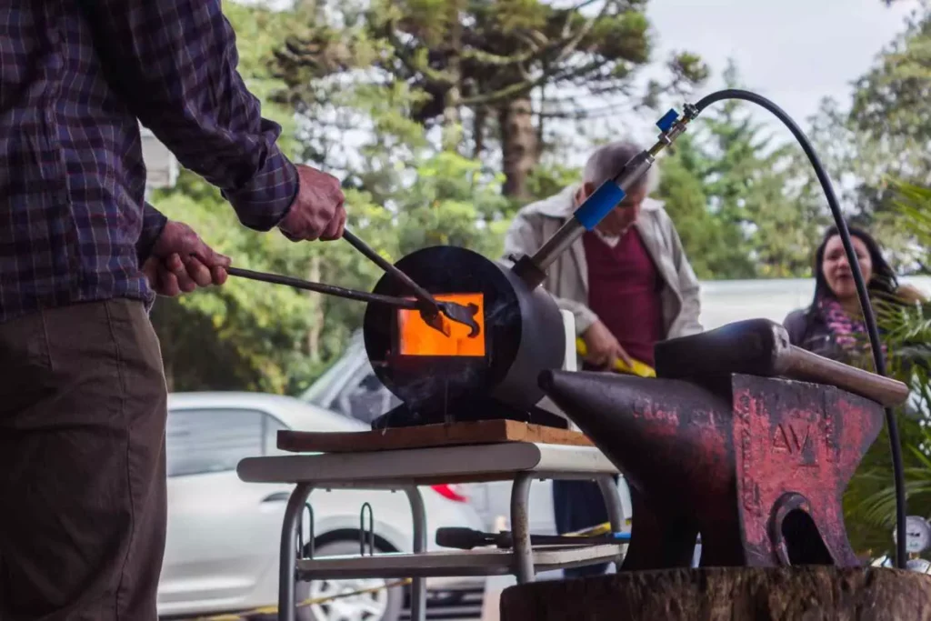 Mais de mil tipos de facas, peças raras e históricas serão exibidas na feira de cutelaria que acontece nos dias 29 e 30 de junho, em Curitiba Crédito das fotos Acervo-Knife Show Curitiba