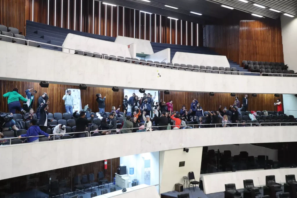 Cerca de 300 manifestantes invadiram ALEP. Foto mídias sociais