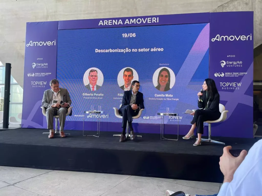 (Foto: Divulgação) Gilberto Peralta, Presidente da Airbus Brasil; Fábio Campos, Diretor Institucional da Azul e Camila Mota, Diretora de Aviação na Vibra Energia