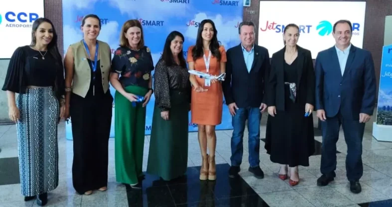 Prefeita de São José dos Pinhais, secretário Márcio Nunes e diretores da CCR e JetSmart: três voos semanais diretos para Santiago do Chile.