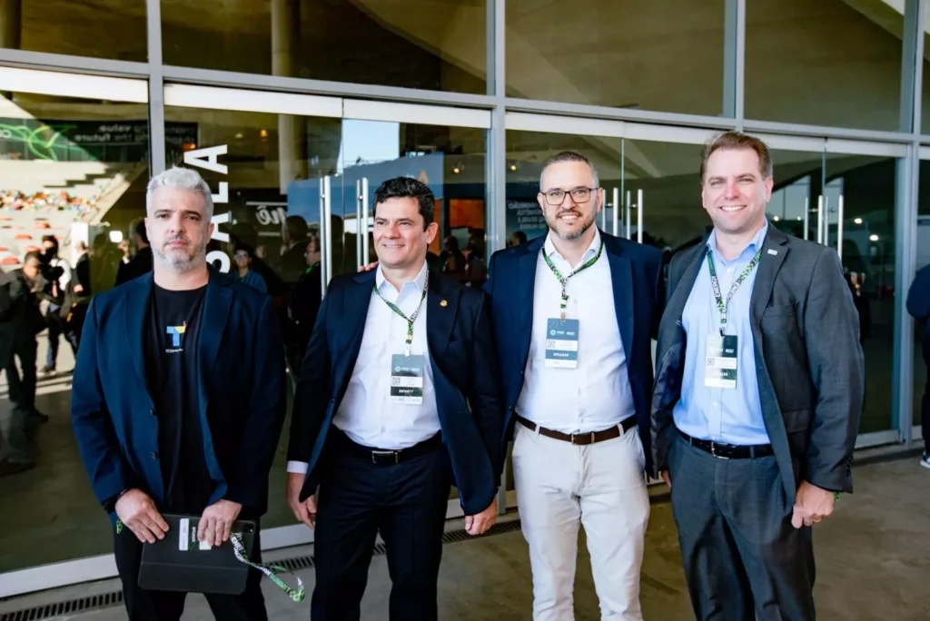 (Crédito: Rafael Fifito / CS Eventos) André Miceli (CEO da MIT Technology Review Brasil), Sérgio Moro, Hudson Mendonça (CEO do Energy Summit)