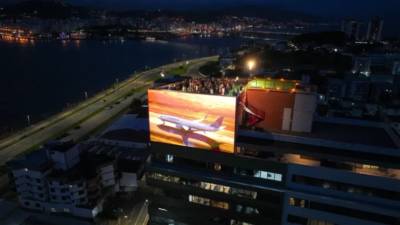 Imagem da aeronave de Copa Airlines destacada na Megatela Floripa Square