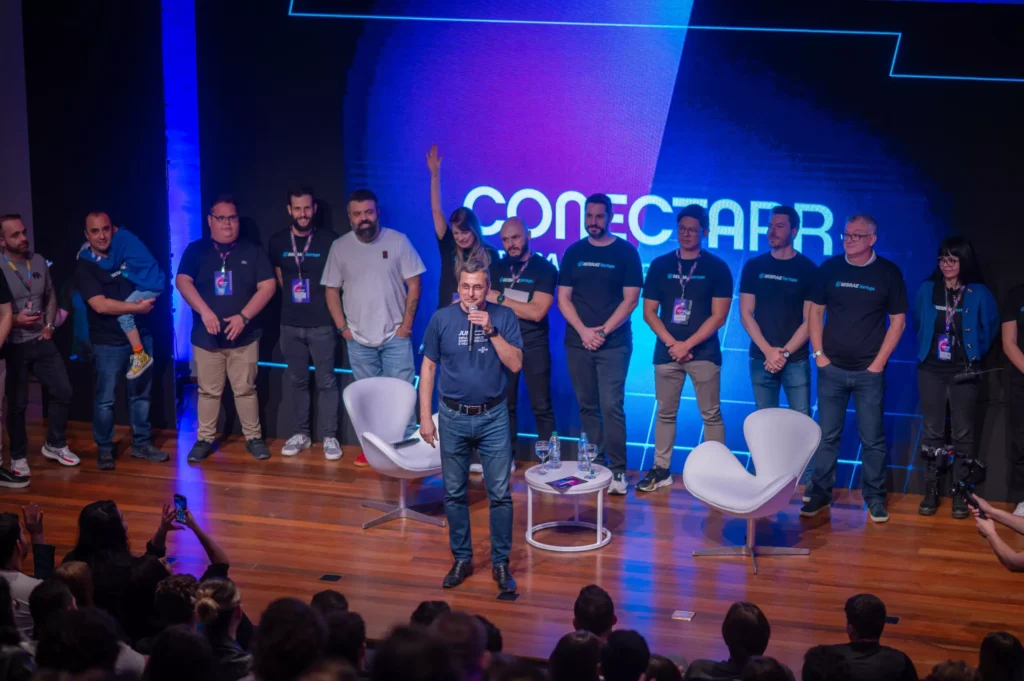 César Rissete, diretor técnico do Sebrae/PR, agradece a presença de participantes de todo o Paraná.