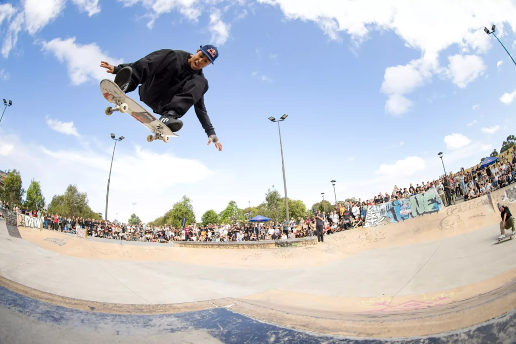 Legenda: Felipe Gustavo manda bela manobra durante treinamento (Crédito: Anthony Acosta/Red Bull Content Pool) 