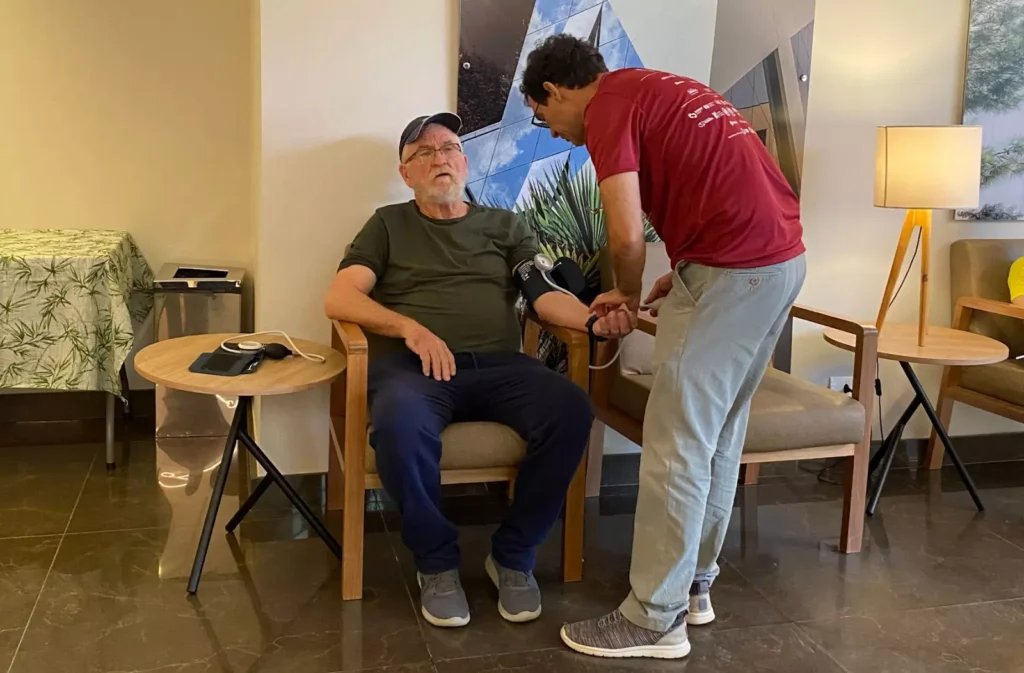 Além do teste de sentar e levantar, Mutirão de Saúde vai fazer a aferição dos sinais vitais e dar dicas de exercícios e alongamentos personalizados a cada pessoa. (Foto: Divulgação / Eco Medical Center)