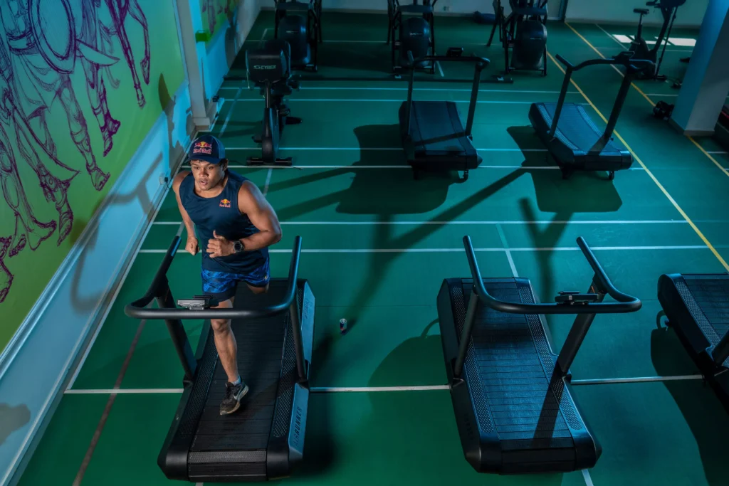 Corredor encara treinamento em esteira visando à competição (Foto: Dimitri Crusz / Red Bull Content Pool)