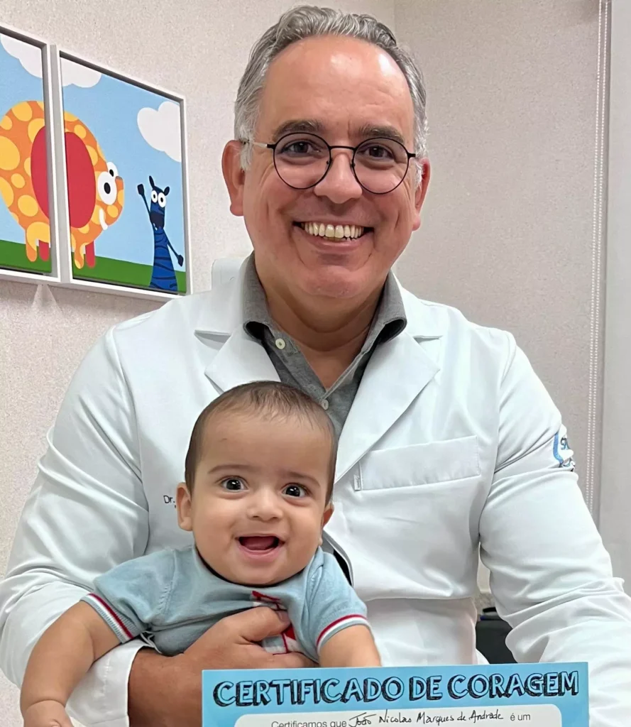 Após a cirurgia, João recebeu o "certificado de coragem" - (Foto: Dr. Alexandre Canheu)