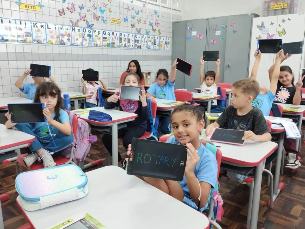Com o apoio do Fundo Júlio Moreira, o Rotary Club de Pinhais realizou a doação de 130 lousas mágicas para auxiliar no processo de alfabetização dos alunos do 1º, 2º e 3º ano da Escola Municipal José B