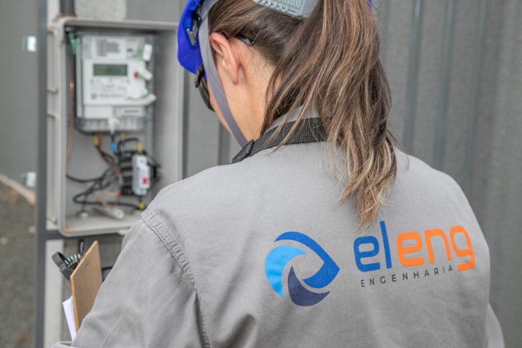 Eletricistas Eleng - substituição de medidores - Redes inteligentes - REI - Ponta Grossa-25