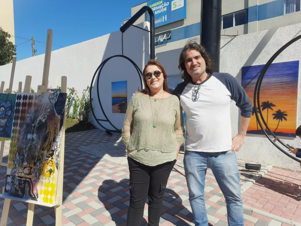 Janete Favretto, diretora da Favretto Mídia Exterior e Fernão Accioly, curador da exposição | Divulgação