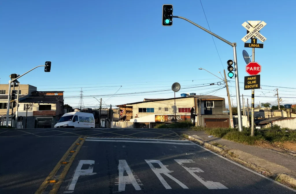 Sinalização completamente abandonada em Curitiba, aumentando o risco de acidentes. Foto: ONG Trilho Seguro.