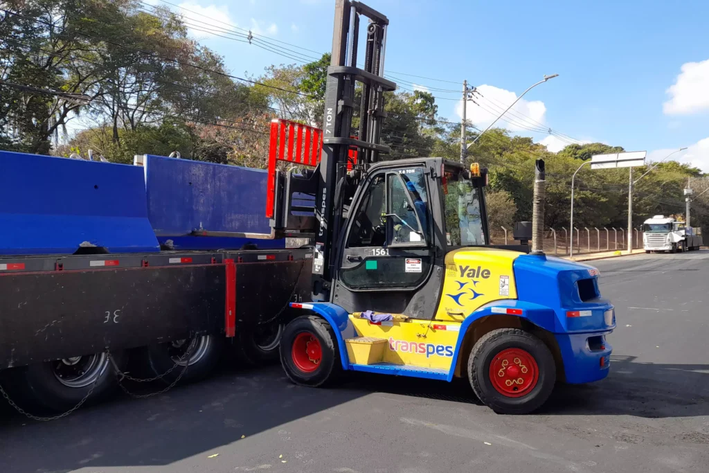 Barreiras de concreto que delimitarão o circuito começaram a ser instaladas na manhã desta quarta feira Foto: Felipe de Jesus