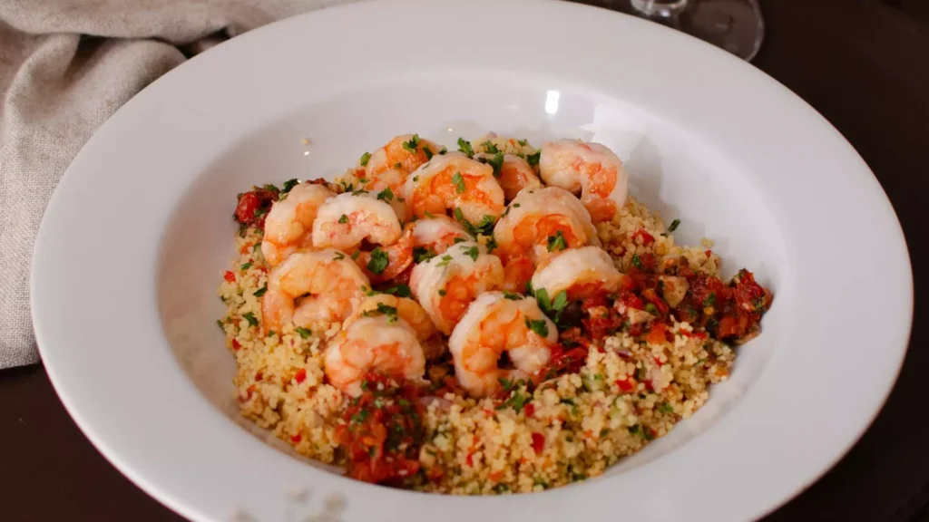 Camarões à provençal é uma das três opções de prato principal para os clientes escolherem. Gabriel Spinardi.