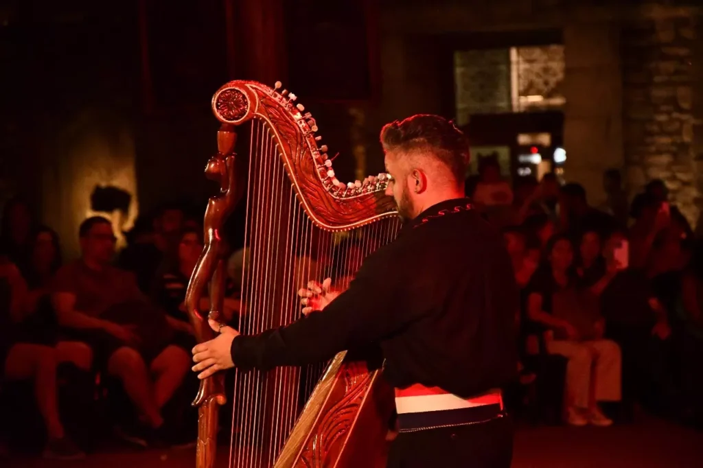 Apresentações do Marco ganham o som da harpa paraguaia