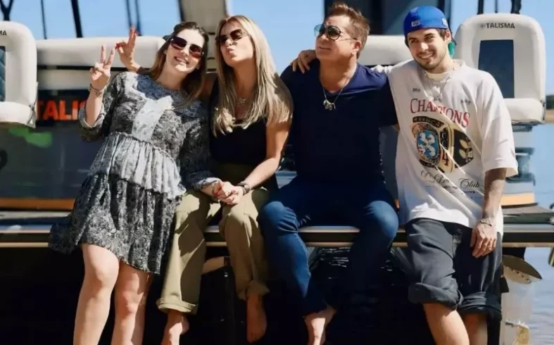 DivulgaçãoVirginia, Poliana, Leonardo e Zé Felipe em pontoon VCAT Aurora 900 Up, barco que o cantor ganhou de aniversário da nora e do filho