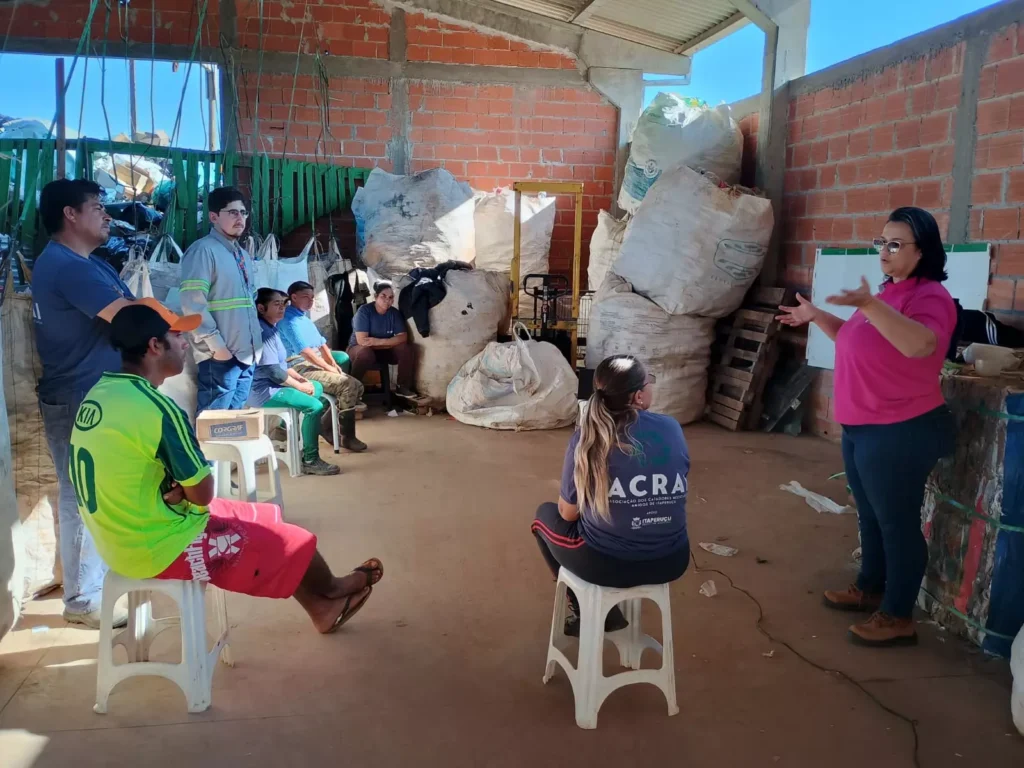 Oficina educativa sendo realizada na Associação de Catadores de Materiais Recicláveis Amigos de Itaperuçu (ACRAI). Divulgação.
