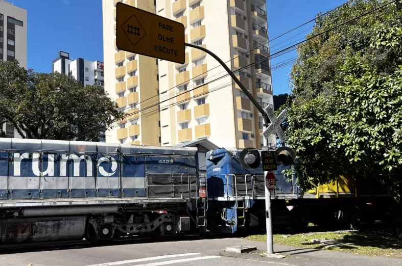 Sinalização completamente abandonada em Curitiba, aumentando o risco de acidentes. Foto: ONG Trilho Seguro.