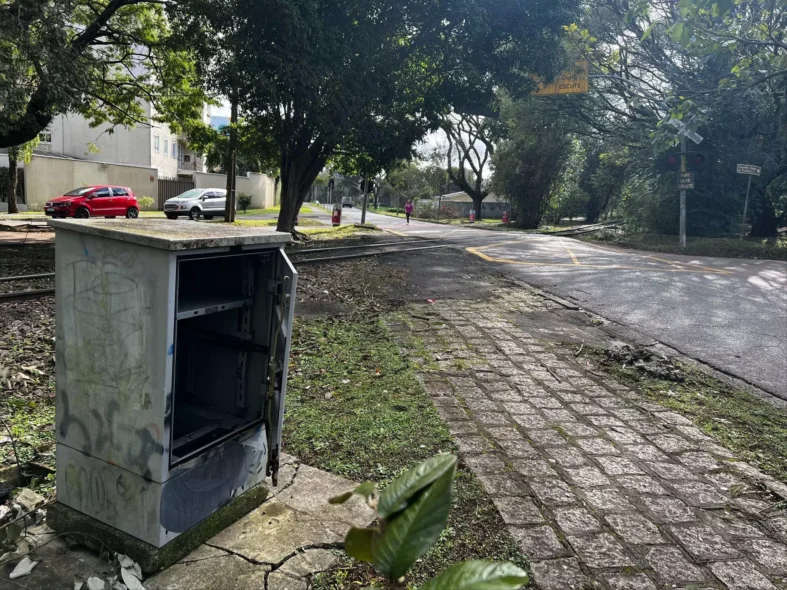 Sinalização completamente abandonada em Curitiba, aumentando o risco de acidentes. Foto: ONG Trilho Seguro.