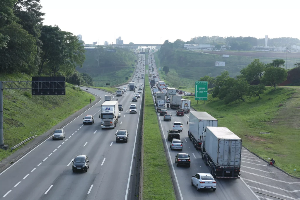 estradas__transportes-freepik