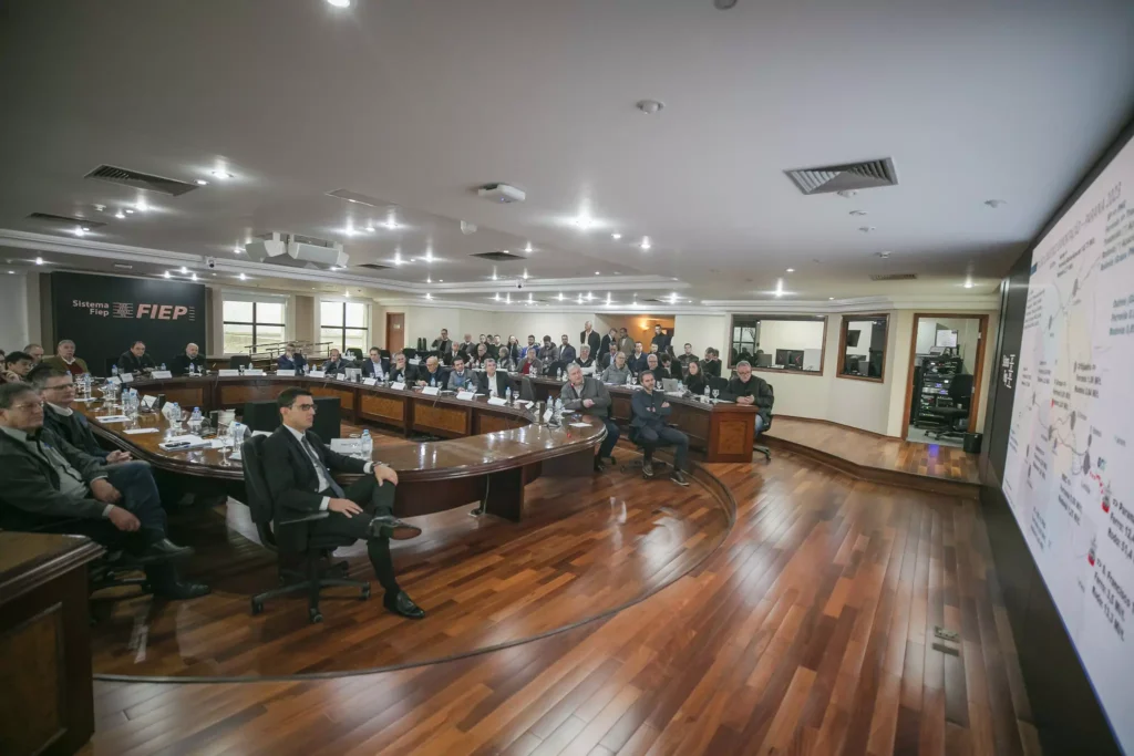 Fiep apresentou projeções do aumento da demanda no Paraná, mostrando a necessidade de investimentos na logística de transportes (Foto: Gelson Bampi)