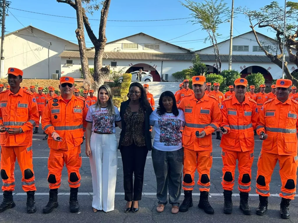 Familiares de vítimas de Brumadinho participam da entrega de viaturas ao Corpo de Bombeiros - Foto: AVABRUM