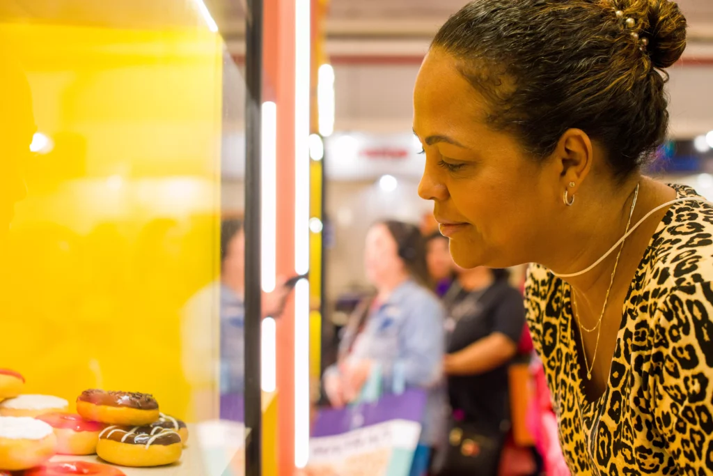 A confeiteira Carla Carvalho saiu da Baixada Fluminense (RJ) para visitar a Fipan, maior feira de panificação e confeitaria do país. Foto: Túlio Vidal