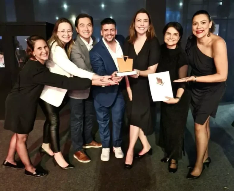 Na foto, a equipe do Shopping Mueller com o troféu conquistado. Marcela Feijó, Jhessica Petranski, Diogo Hamada, Ciro Gonçalves, Cynthia Maia Batista, Daniela Baruch e Ellen Araújo. Crédito: Divulgação/ Shopping Mueller.