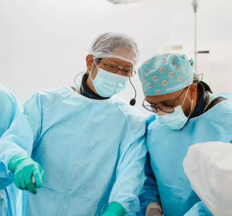 Prof. Chang Shu durante cirurgia para tratamento de aneurisma de aorta abdominal no São Luiz Osasco - Foto divulgação.